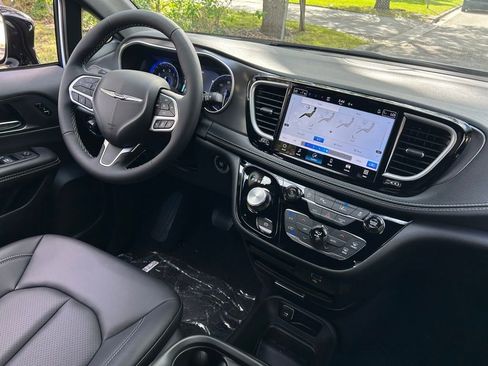 New 2026 Chrysler Pacifica Select image 10