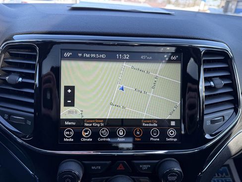 Used 2022 Jeep Grand Cherokee Limited image 16