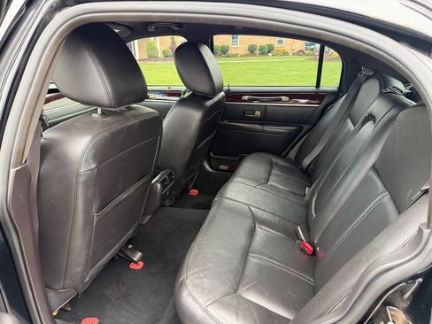 Used 2011 Lincoln Town Car Signature Limited RWD image 8