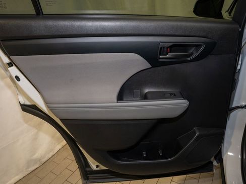 Used 2023 Toyota Highlander LE image 11