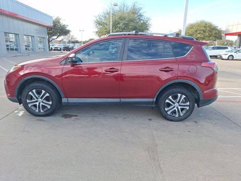 Used 2018 Toyota RAV4 LE image 3