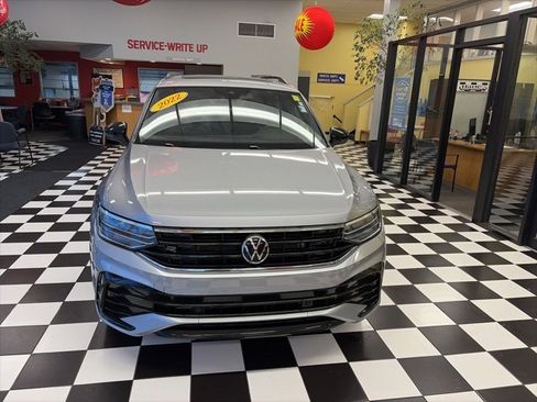 Certified 2022 Volkswagen Tiguan SE R-Line image 2
