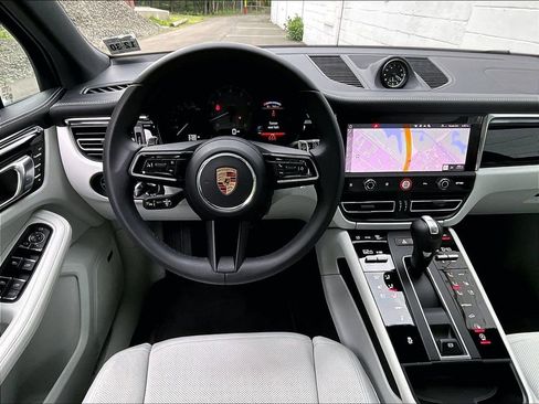 Certified 2025 Porsche Macan S AWD/4WD image 11