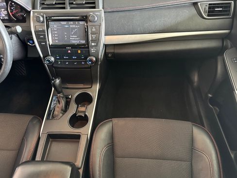 Used 2017 Toyota Camry SE w/ Moonroof Package FWD image 31