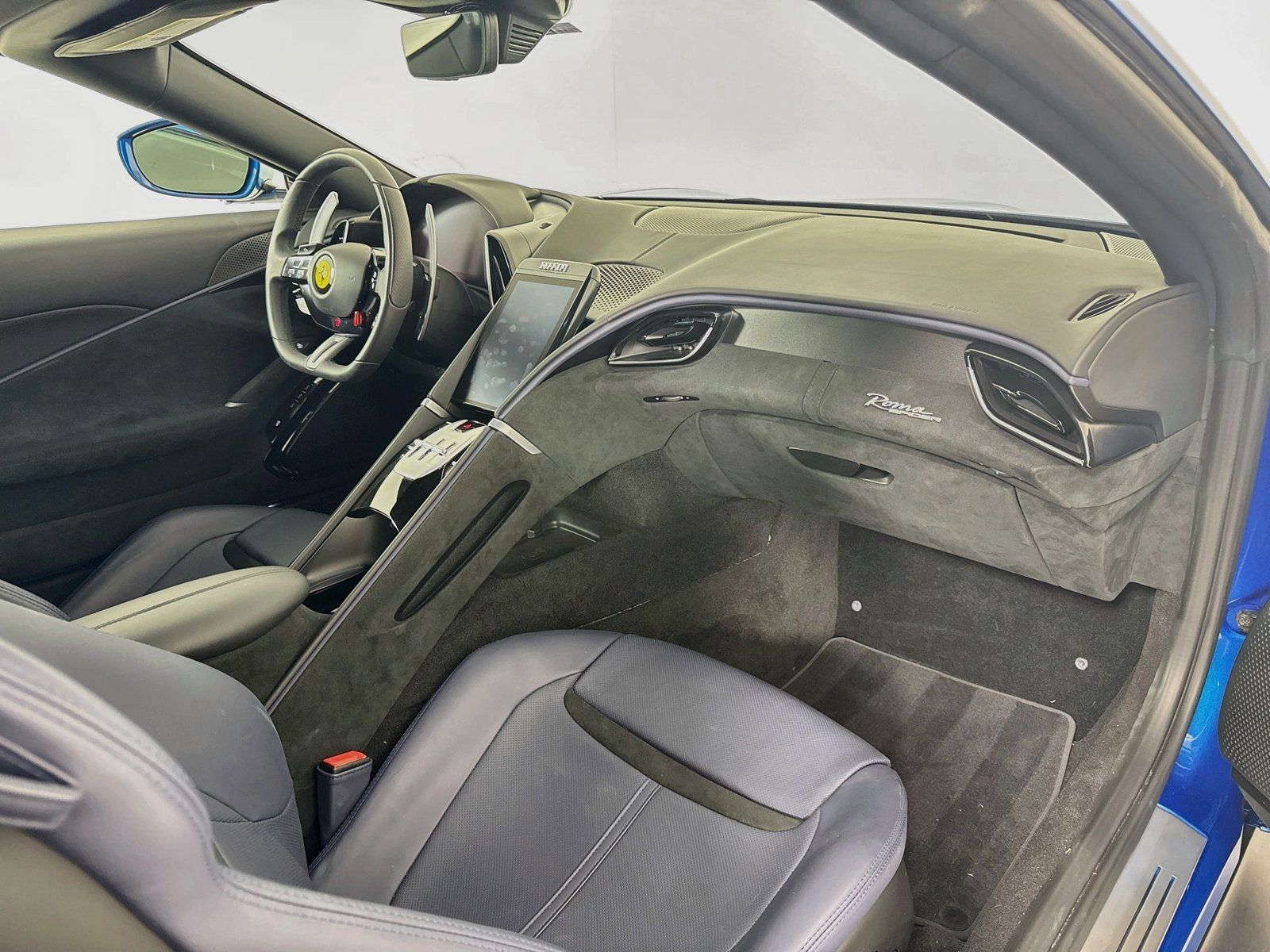 Used 2025 Ferrari Roma Spider RWD image 9