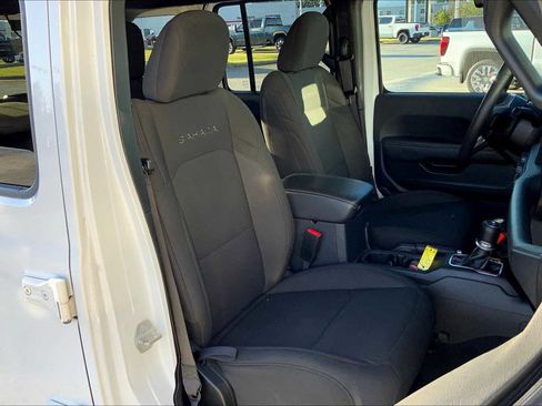 Used 2023 Jeep Wrangler Sahara image 8