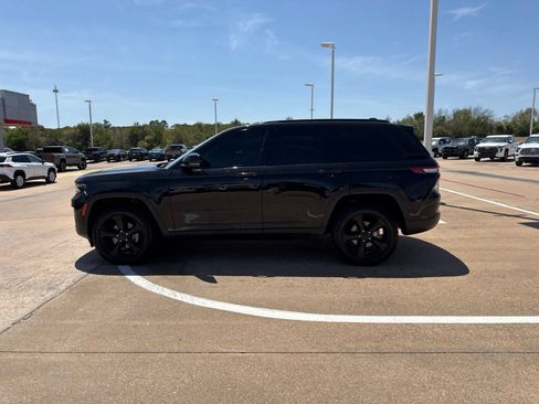 Used 2023 Jeep Grand Cherokee Altitude AWD/4WD image 7