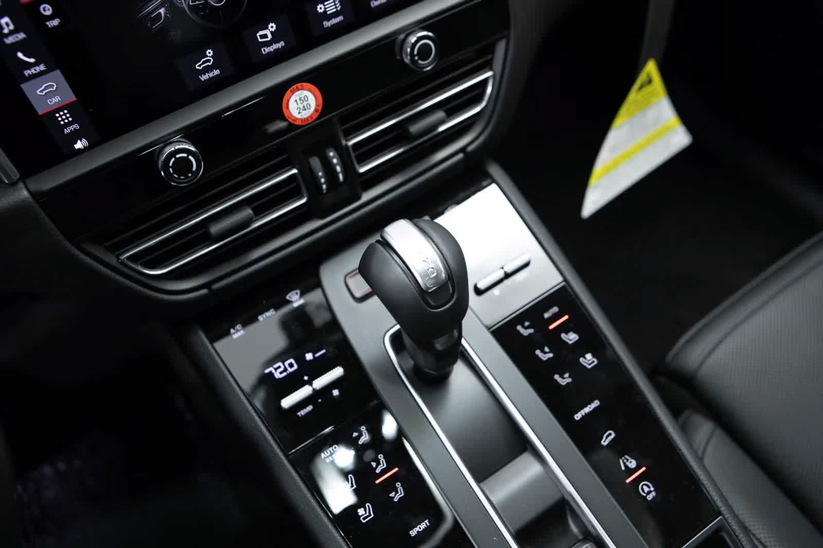 Certified 2026 Porsche Macan AWD/4WD image 31
