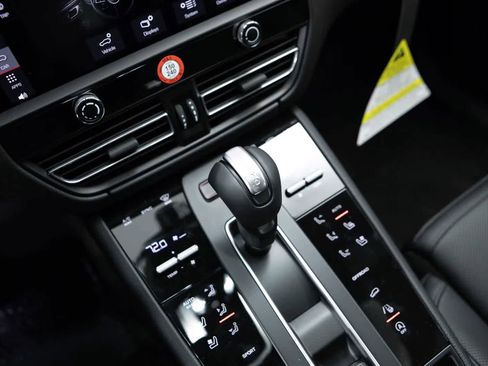 Certified 2026 Porsche Macan AWD/4WD image 31