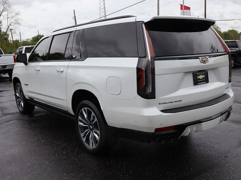 Used 2024 Cadillac Escalade ESV V AWD/4WD image 3