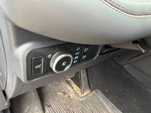 Used 2025 Ford Explorer Active w/ Active Comfort Package RWD image 27