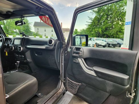 Used 2016 Jeep Wrangler Unlimited Sahara w/ Connectivity Group AWD/4WD image 35