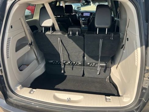 Used 2023 Chrysler Pacifica Touring-L FWD image 9