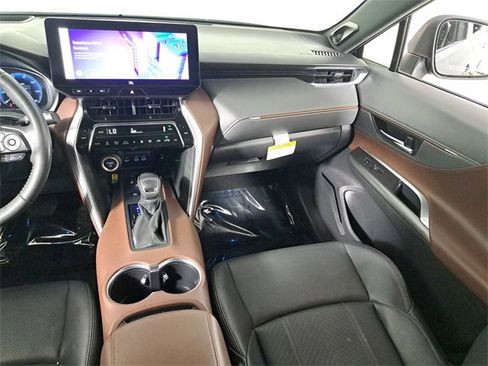 Used 2023 Toyota Venza Limited image 17