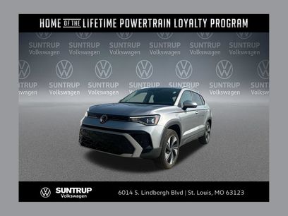 Used 2025 Volkswagen Taos SE w/ Panoramic Sunroof Package