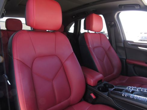 Used 2020 Porsche Macan Base image 11