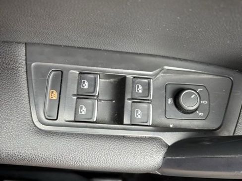 Used 2021 Volkswagen Tiguan SE image 13