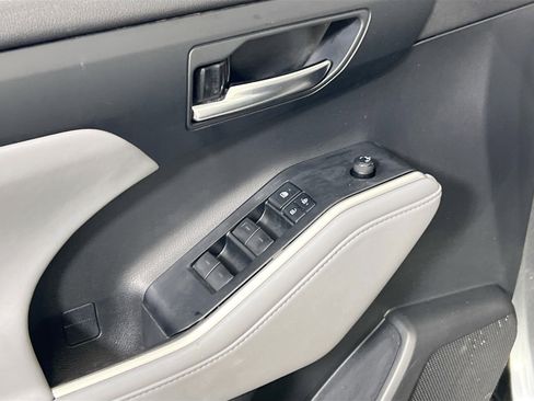 Used 2020 Toyota Highlander XLE image 17