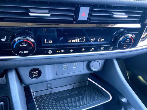 Used 2025 Nissan Rogue SL image 31