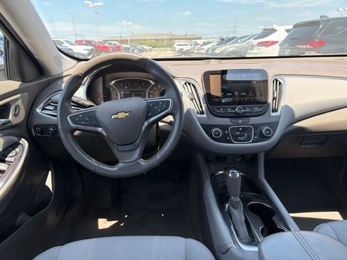 Used 2018 Chevrolet Malibu LT FWD image 21