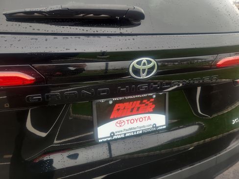 Certified 2024 Toyota Grand Highlander AWD image 29
