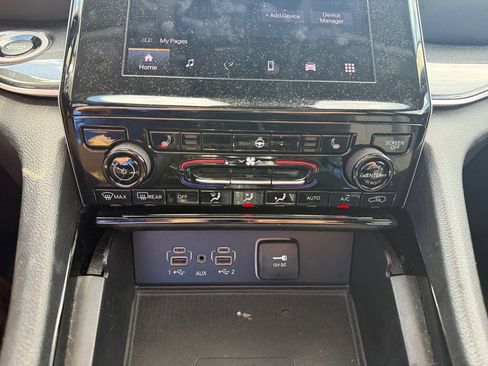 Used 2023 Jeep Grand Cherokee Laredo w/ Luxury Tech Group I AWD/4WD image 32