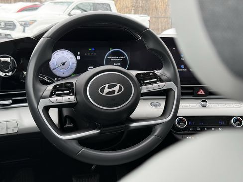 Used 2024 Hyundai Elantra Limited image 17