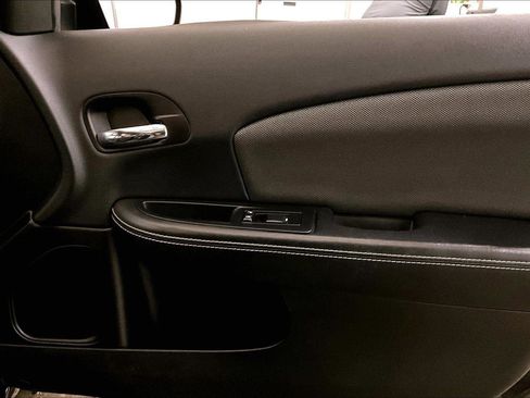 Used 2013 Dodge Avenger SE image 24