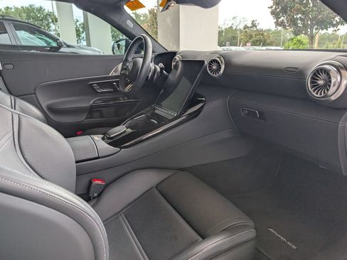 Used 2022 Mercedes-Benz SL 63 AMG 4MATIC w/ Driver Assistance Package image 17