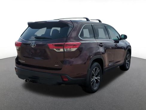 Used 2019 Toyota Highlander LE AWD/4WD image 6