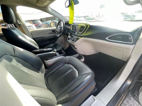 Used 2020 Chrysler Pacifica Touring-L image 18
