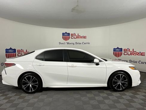 Used 2018 Toyota Camry SE image 2