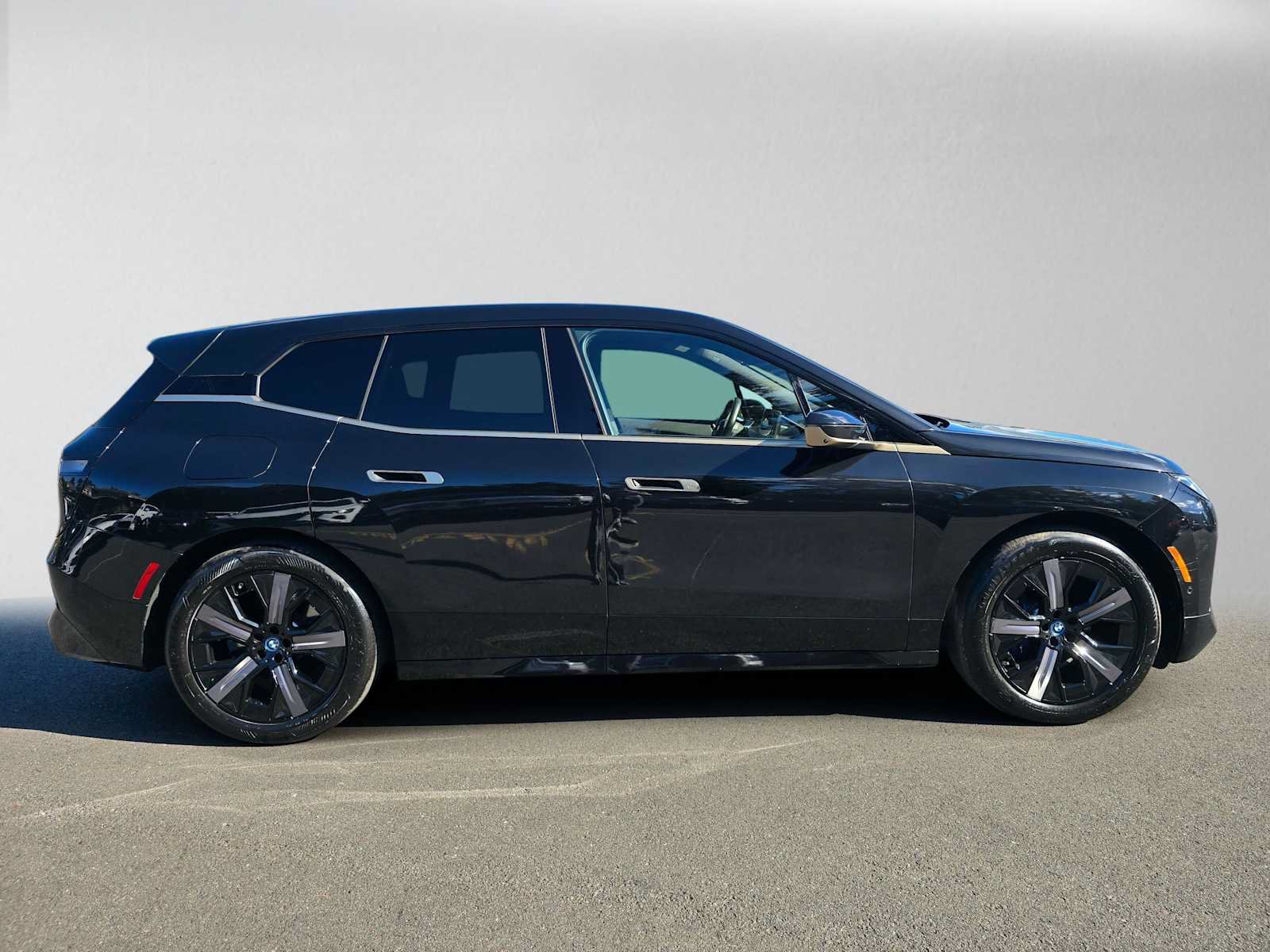 Used 2024 BMW iX xDrive50 w/ Sport Package AWD/4WD image 2