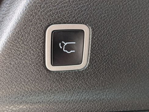 Used 2025 Chrysler Pacifica Limited FWD image 33