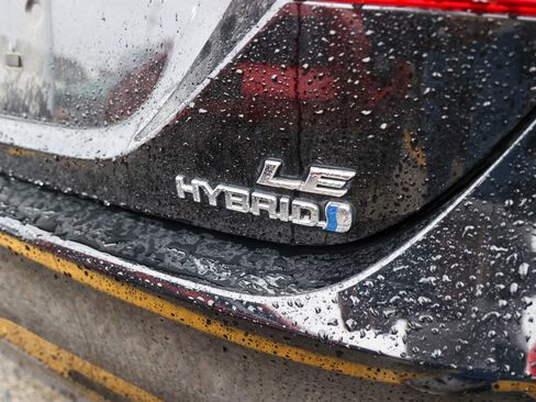 Used 2020 Toyota Camry LE image 11