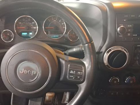 Used 2017 Jeep Wrangler Unlimited Rubicon w/ Cold Weather Group AWD/4WD image 10