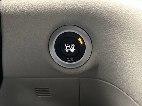 Used 2024 Chrysler Pacifica Touring-L image 21