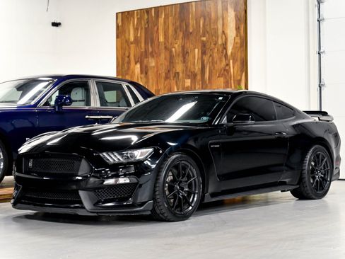 Used 2016 Ford Mustang Shelby GT350 w/ Technology Package RWD image 2