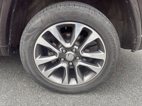 Used 2017 Jeep Grand Cherokee Overland w/ Jeep Active Safety Group image 4