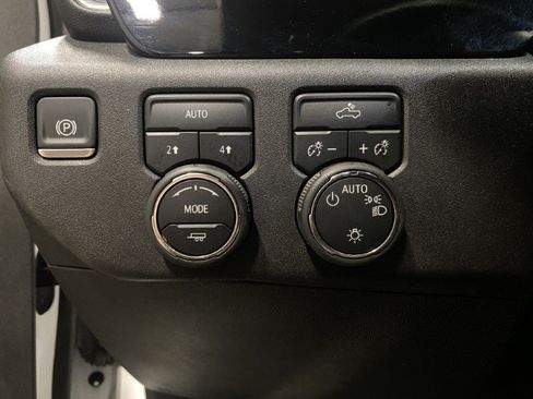 Used 2025 Chevrolet Silverado 1500 LT AWD/4WD image 36