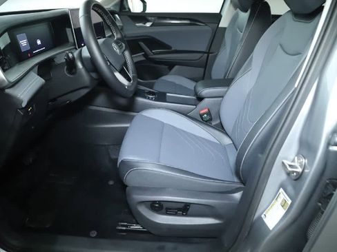 Certified 2025 Volkswagen Tiguan SE image 18