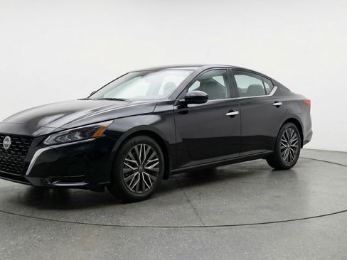 Used 2025 Nissan Altima 2.5 SV FWD image 3