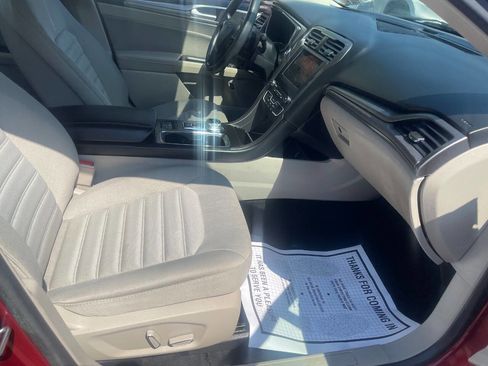 Used 2018 Ford Fusion SE FWD image 28