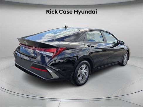 Certified 2025 Hyundai Elantra SE image 8