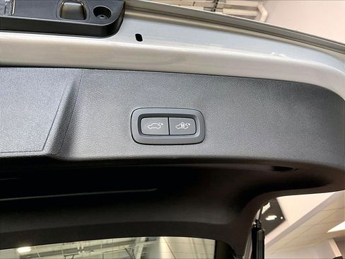 Used 2025 Volvo XC40 B5 Plus image 25