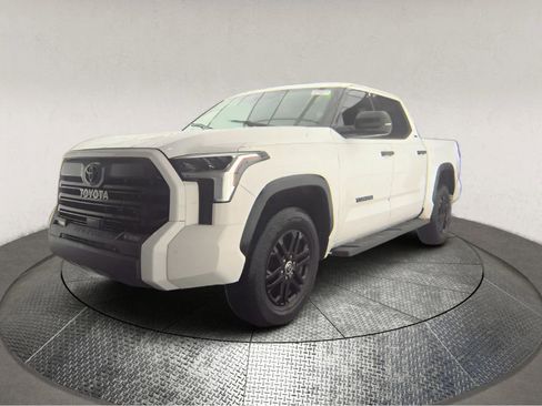 Used 2022 Toyota Tundra SR5 w/ SR5 Convenience Package image 3