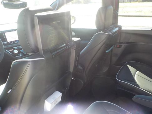 Used 2025 Chrysler Pacifica Premium image 16