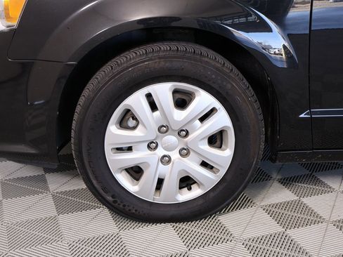 Used 2019 Dodge Grand Caravan SE w/ UConnect Hands-Free Group image 16