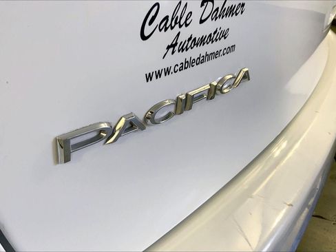 Used 2024 Chrysler Pacifica Touring-L FWD image 10