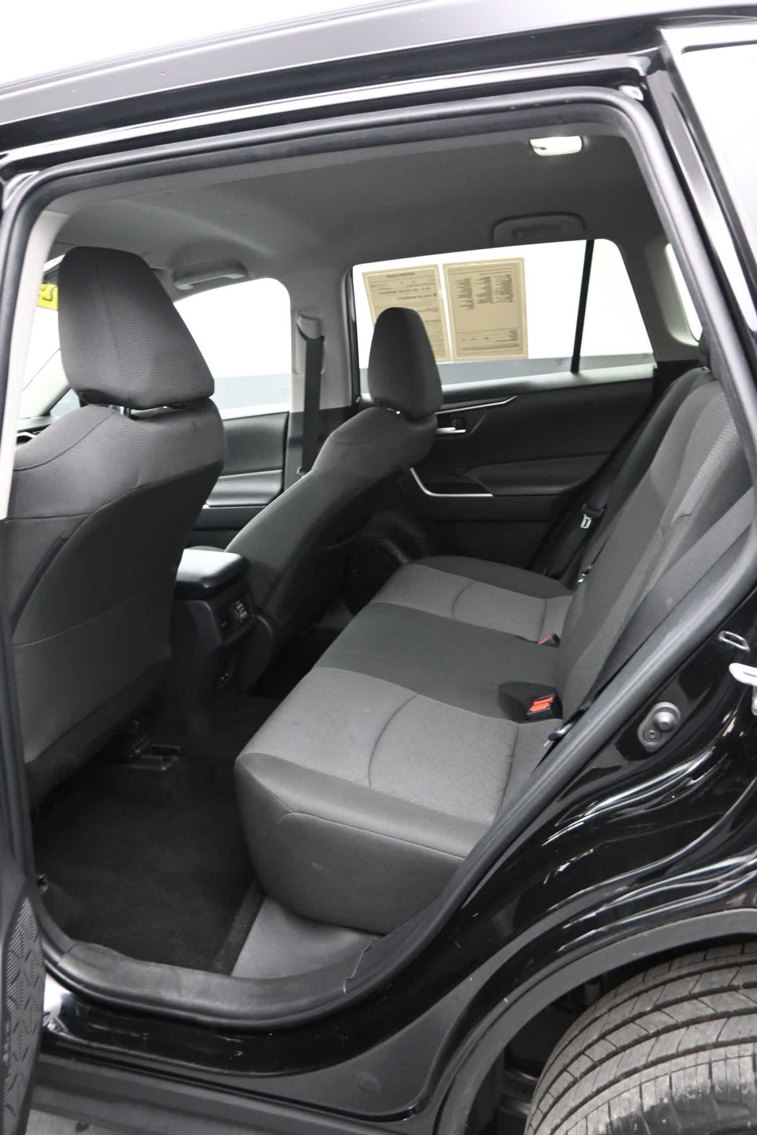 Used 2025 Toyota RAV4 XLE AWD/4WD image 12